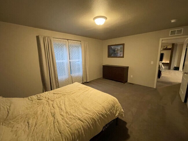 Building Photo - ***PENDING APPLICATION***Beautiful Home wi...