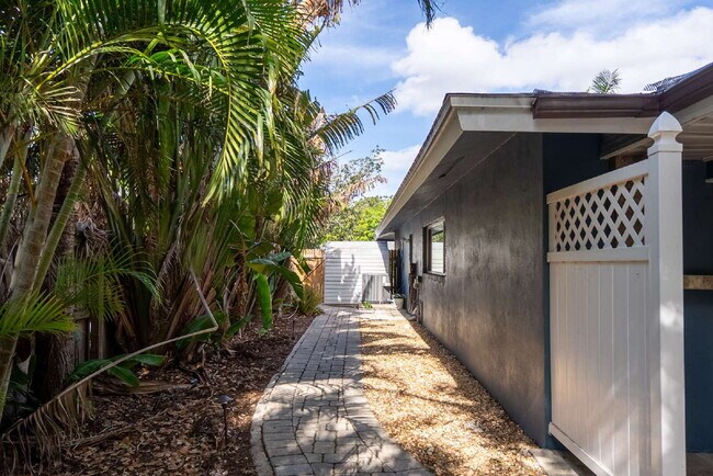 Building Photo - 3525 Riviera Dr