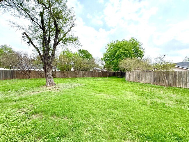 Building Photo - MUST SEE! AVAILABLE NOW! UNIQUE 4 Bedroom/...