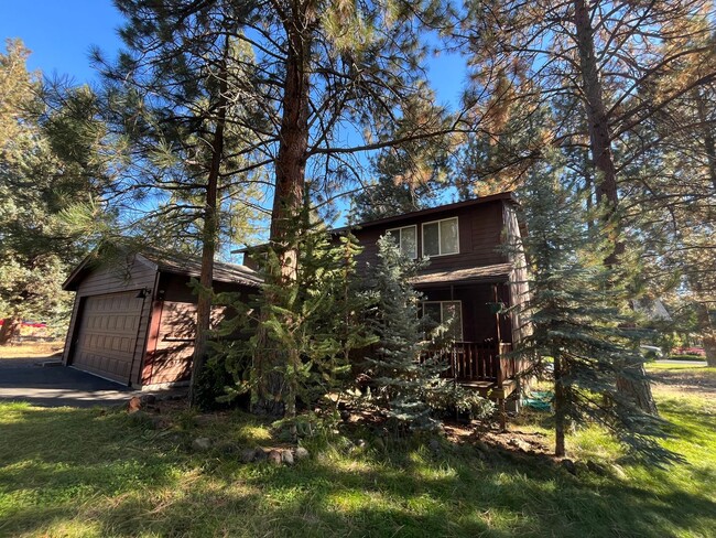 Building Photo - Splendid 3-bdr/2.5 bath home in the beautiful Buck Run Community in Sisters, OR!