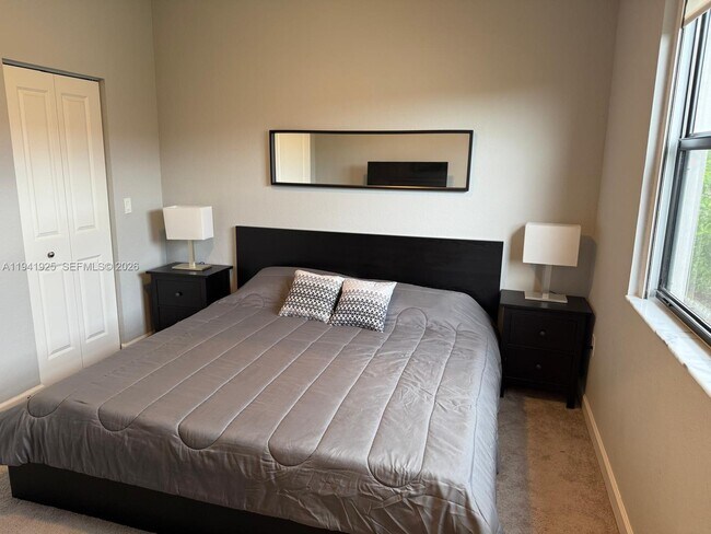 Building Photo - 887 NE 211th St