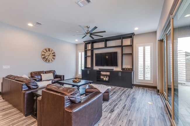 Building Photo - Stunning 5Bed/4.5 Bath home located in a prestigious guard gated community in Summerlin