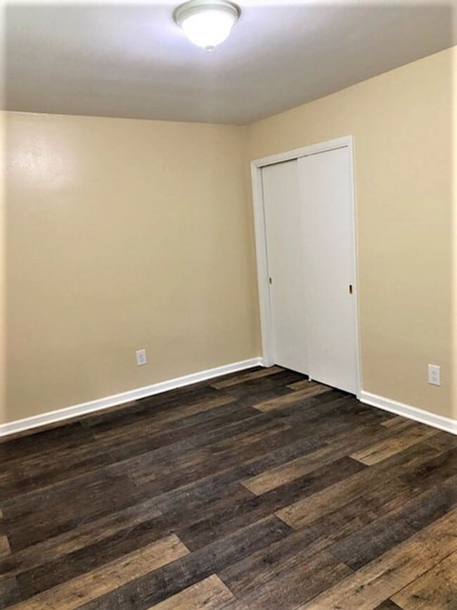 Building Photo - Move In Special!! 1/2 Off First Month's Re...