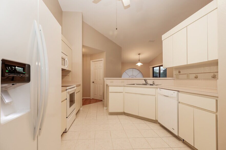 Building Photo - 9142 Buena Mesa Dr