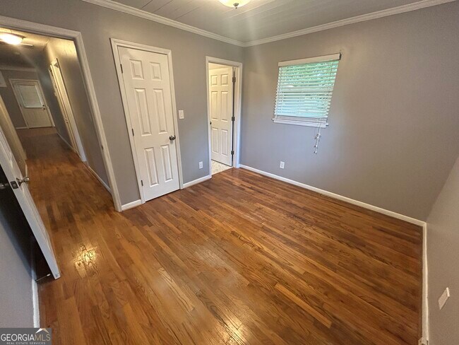 Building Photo - 1020 Tuxedo Ln