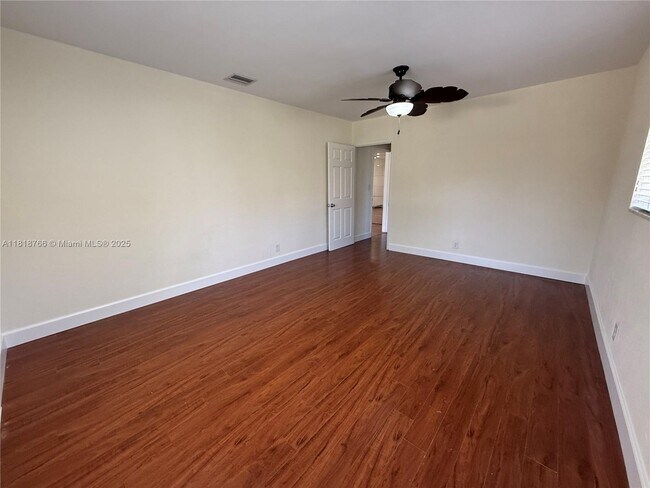 Building Photo - 1721 NE 48th Ct