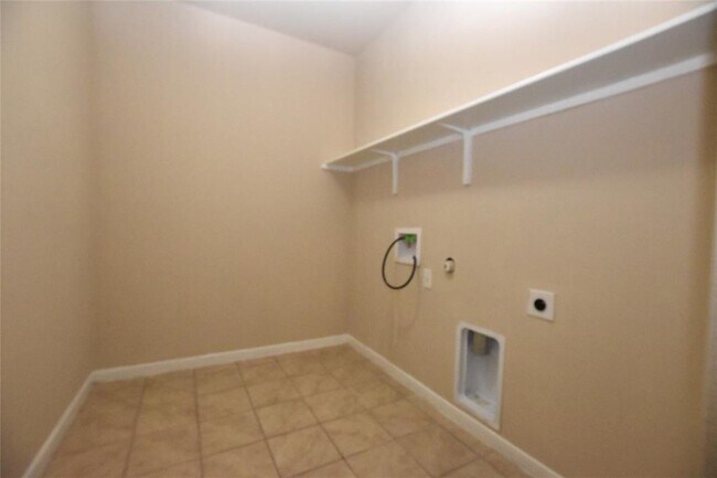 Building Photo - 5725 Roderick Dr