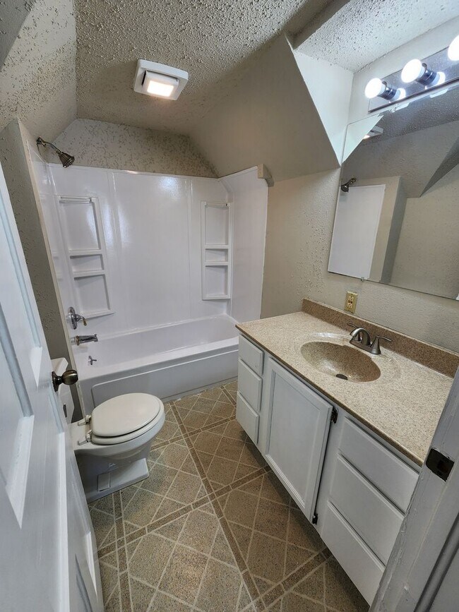 Building Photo - Spacious 3 Bedroom 1.5 Bathroom Home