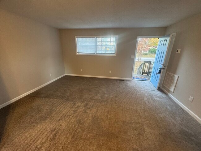 Building Photo - Adorable 2 Bed 1 Bath Duplex, Available Now!