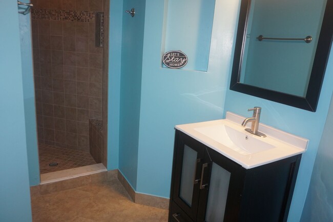Building Photo - 3 Bedroom 2 Bathroom Corner lot home