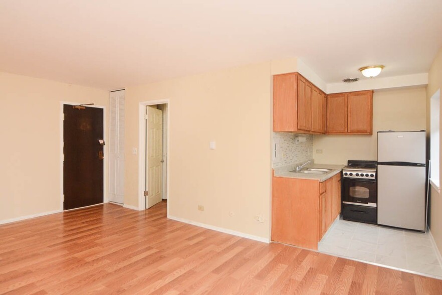 Building Photo - 3825 N Pine Grove Ave