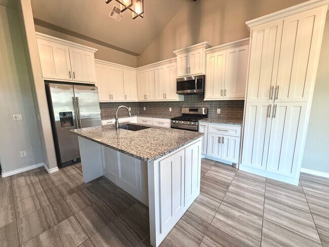 Building Photo - Beautiful 3BD 2BA w/ Bonus Room Located in...