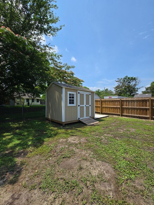 Building Photo - CAROLINA PLACE - Renovated 2 Bedroom - Gor...