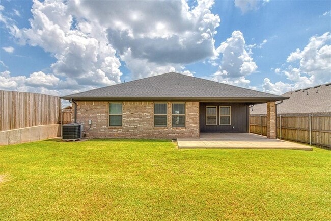 Building Photo - 2804 S Bowling Dr