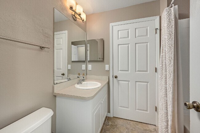Building Photo - 3 bedroom, 2 bathroom townhome in Sonesta ...