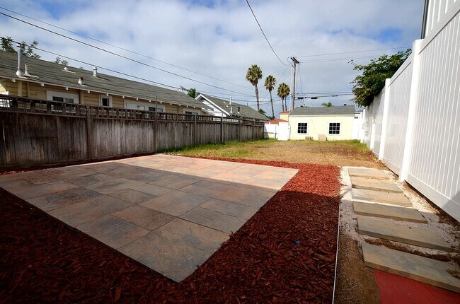 Building Photo - 1Bd/1Ba Home, large back yard. 1 Car garage.