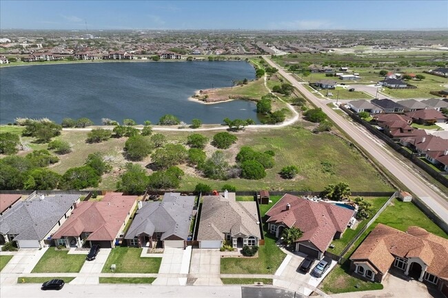 Building Photo - 7522 S Lake Dr