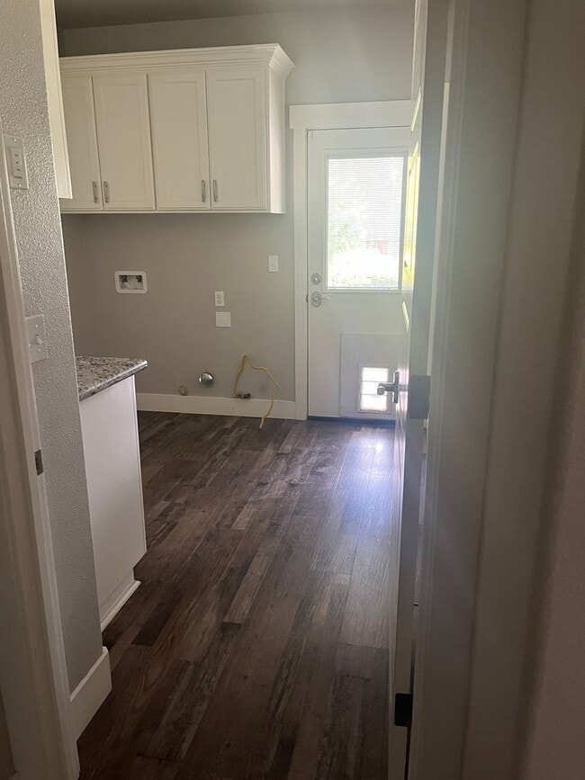 Building Photo - 3 bedroom Country Home