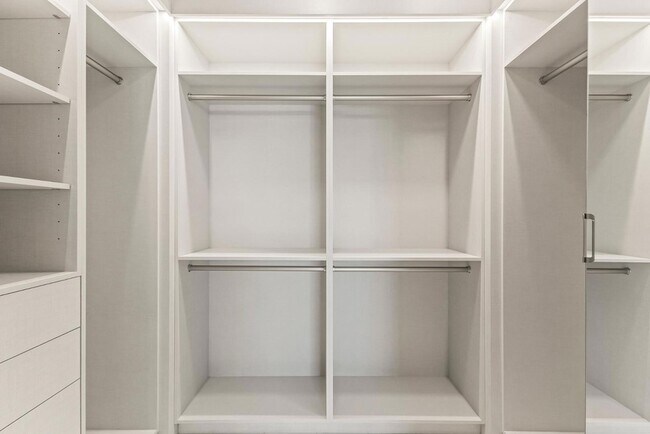 Building Photo - 6587 N Palmeraie Blvd