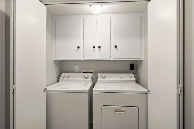 Building Photo - 8 Champions Colony E