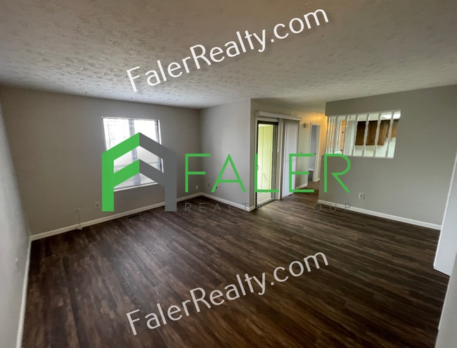 Building Photo - 2 bedroom, 1.5 bath apartment available now!