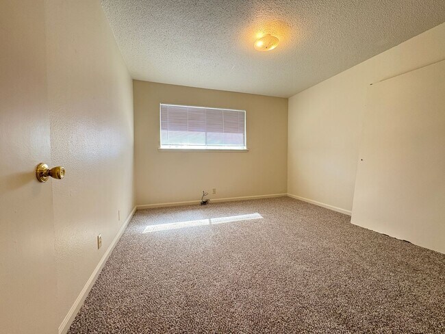 Building Photo - Charming Two Bedroom Unit