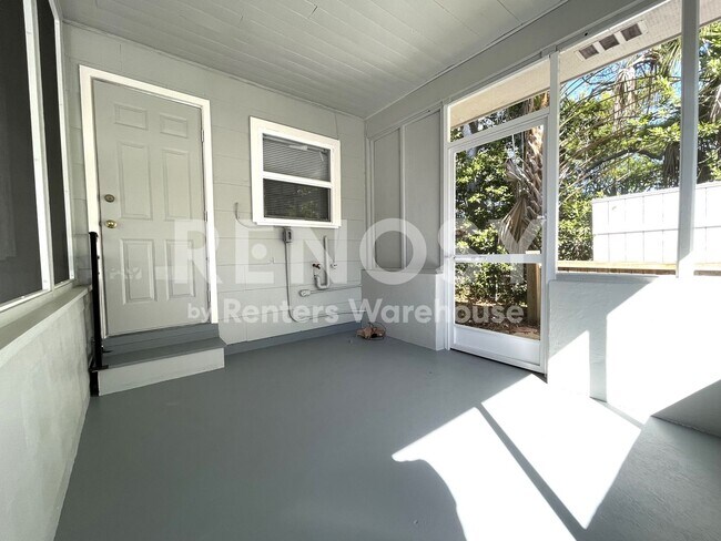 Building Photo - Freshly Renovated 2 Bed/1 Bath Apartment in Clearwater