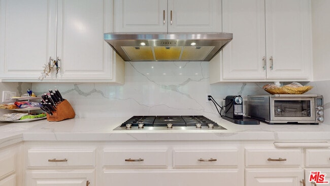 Building Photo - 4950 Densmore Ave