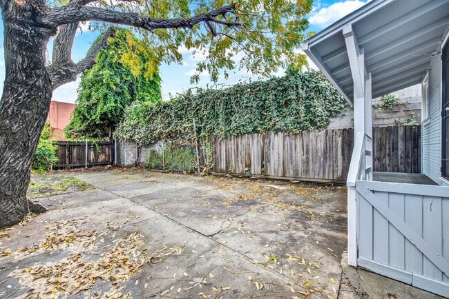 Building Photo - Modern Style Renovated 2 Bedroom 1 Bath House in Oakland -- Available Now!!!