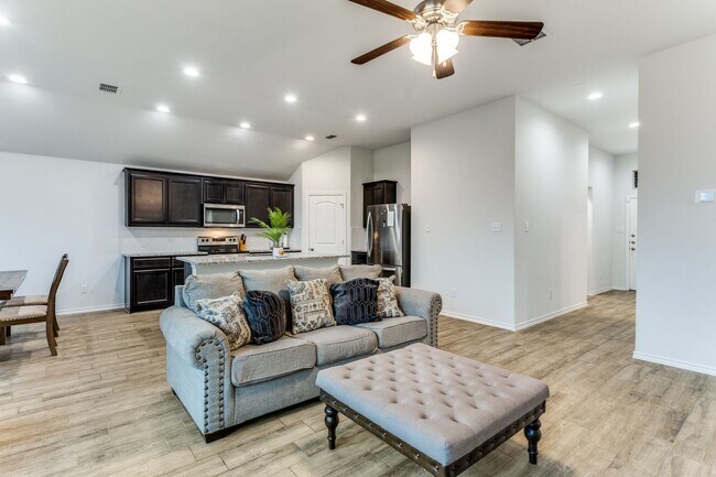 Building Photo - LIKE NEW HOME IN CROWLEY! READY TO VIEW!