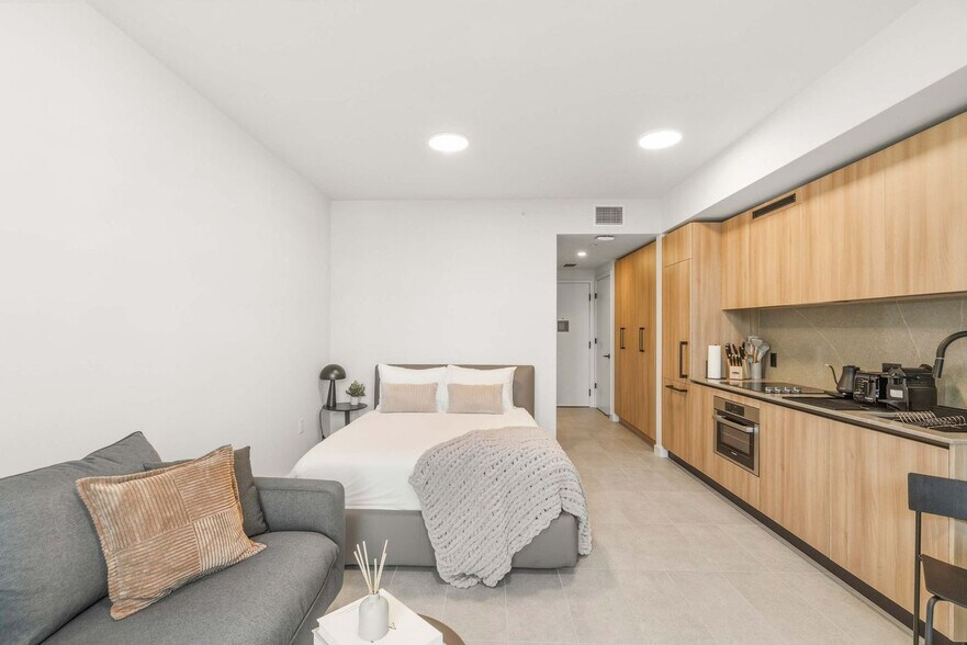 Building Photo - 121 NE 5th St