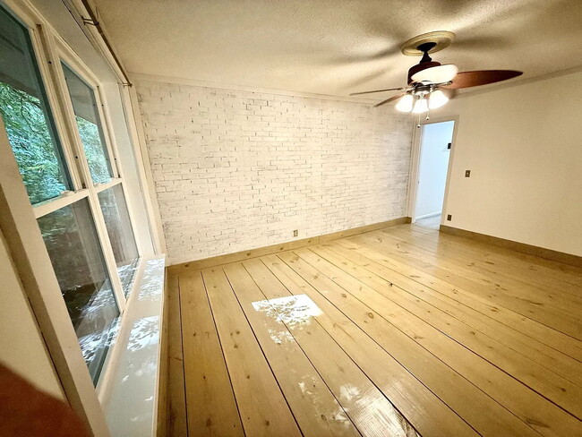 Building Photo - Beautifully Maintained Townhome in the Heart of Bellevue!