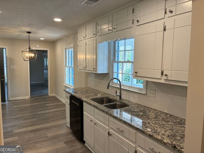 Building Photo - 6322 W Fayetteville Rd