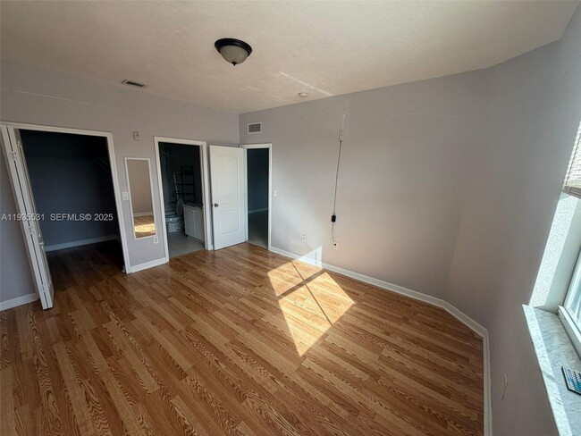 Building Photo - 1543 SE 25th St