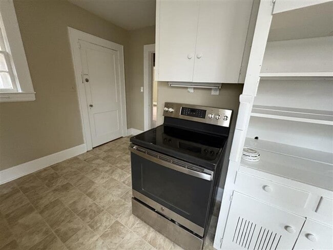 Building Photo - Quaint Brick Cottage w/Covered Parking