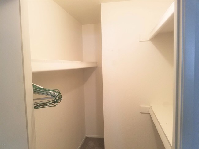 Building Photo - 9609 W Cinnabar Ave