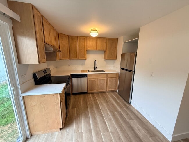 Building Photo - Cute 3 bedroom 1 bath Close to Brentwood City Park and freeway access.