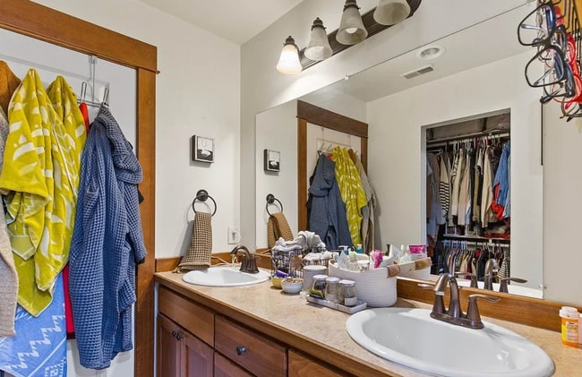 Building Photo - Bright & stylish end-unit 2 Bedroom 1.5 Ba...