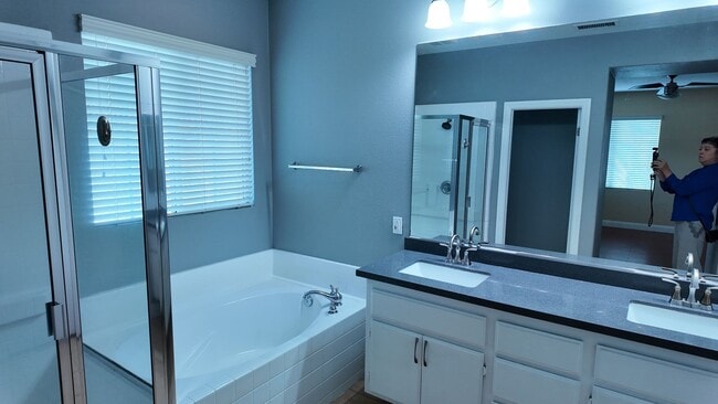 Building Photo - Beautiful 4-Bedrooms Home - Across from La...