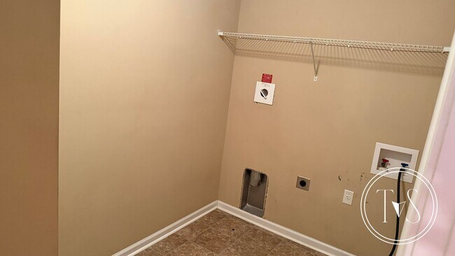 Building Photo - 639 Red Oak Ln