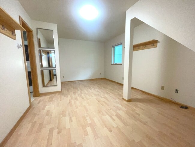 Building Photo - Beautiful 2-bedroom 1.5-bathroom home