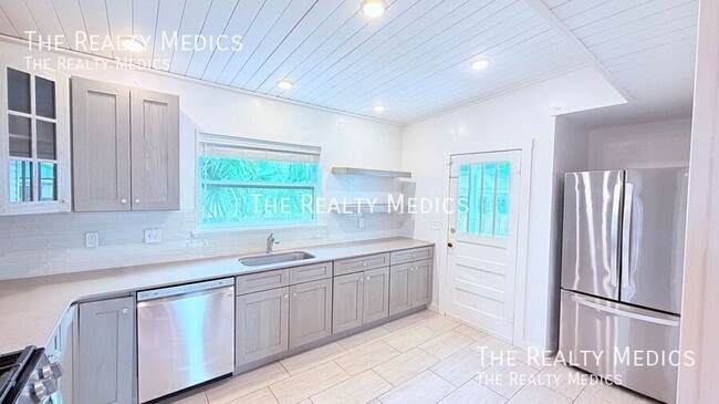 Building Photo - 502 Rio Vista Ave