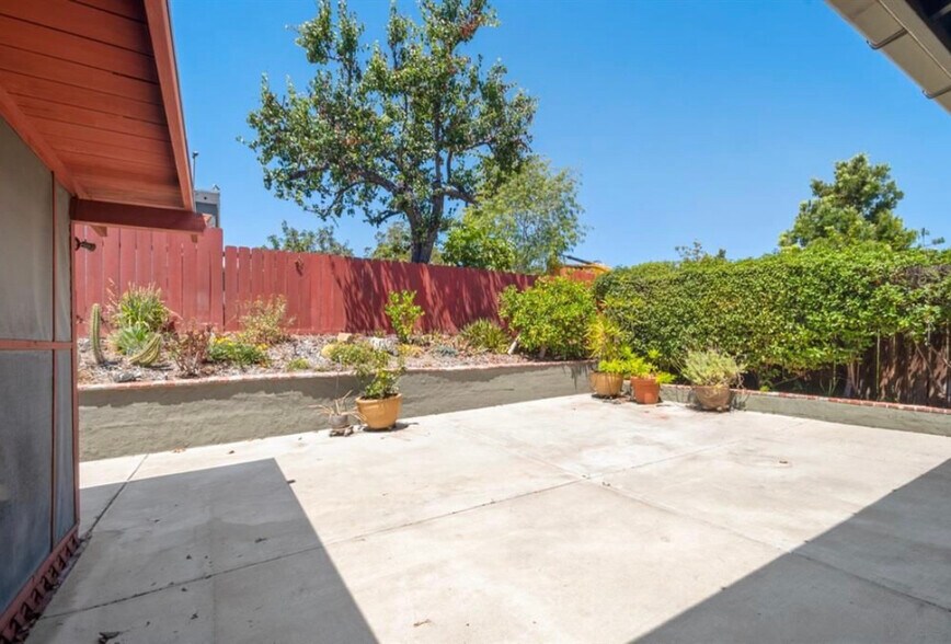 Building Photo - 5296 Manhasset Dr