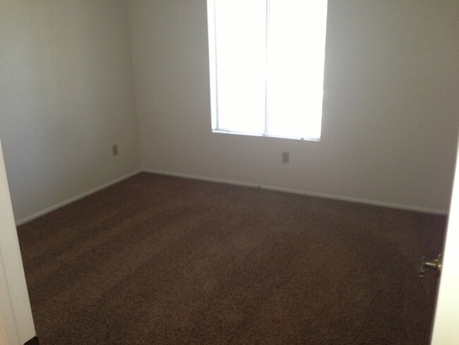 Building Photo - **COMFY 2 BEDROOM/2 FULL BATHROOM CONDO IN...