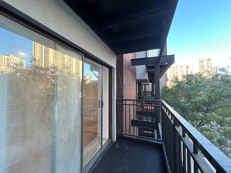 Building Photo - 1214 N La Salle Dr