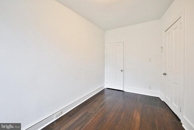 Building Photo - 1308 E Oxford St