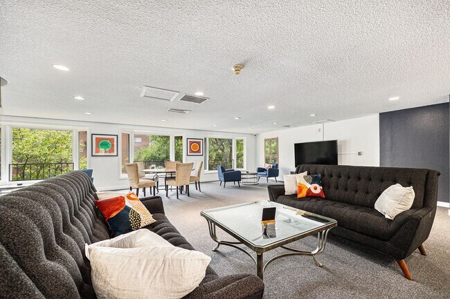 Building Photo - Spacious 1 bedroom home in the heart of Capital Hill! 1 Reserved Parking Space and Storage Unit!
