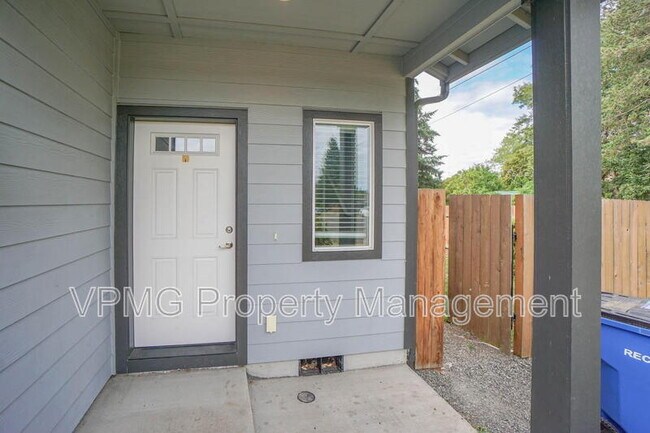 Building Photo - 10703 NE 70th St