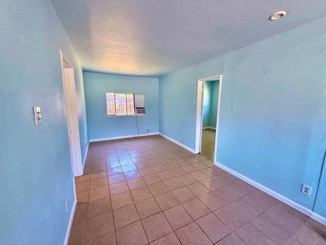Building Photo - UPDATED and Adorable two bedroom one bath ...