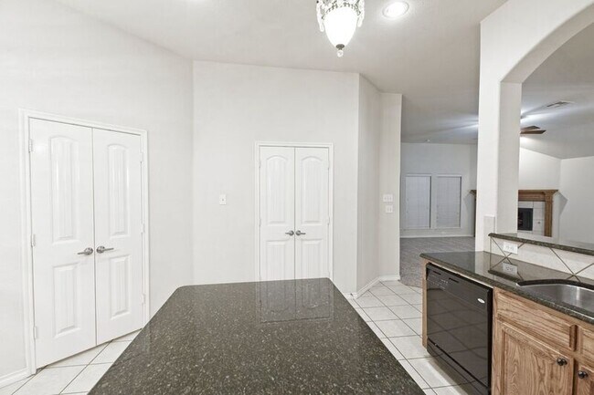Building Photo - 5925 Silver Buckle Dr